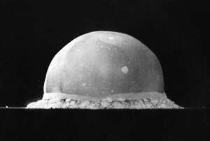 悪魔の核デーモン・コア　～恐怖の臨界実験～デーモン・コア（demon core）は、アメリカの核兵器開発プロジェクト「マンハッタン計画」で、初期の原子爆弾の核分裂性コアとして製造されたプルトニウムの未臨界塊である。直径89mmの球状で重量は6.2kg。ロスアラモス研究所内にて1945年8月21日と1946年5月21日の2度、臨界状態に達する事故が発生した。